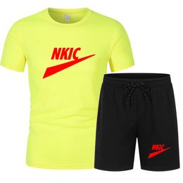 Set de vêtements pour hommes en survêtement d'été à manches courtes t-shirts shorts de mode masculine de mode masculine marque décontractée 2 pcs pour hommes.