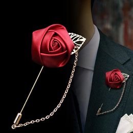 Costumes pour hommes Golt Feuts Roses Brooches Fleurs de corsage Longue aiguille avec chaîne à la main Broches à revers Pin 2483