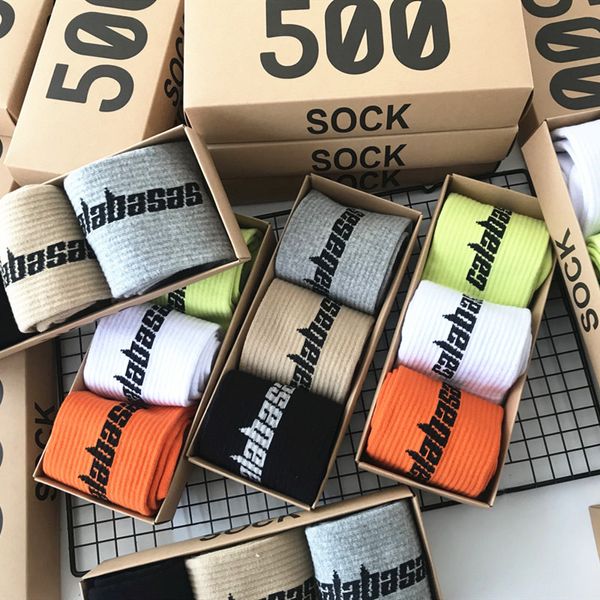 Calcetines de algodón para hombre Moda informal 350V2 con caja de regalo Calcetines de diseñador Tide Calabasas 6 colores para elegir EU 35-46