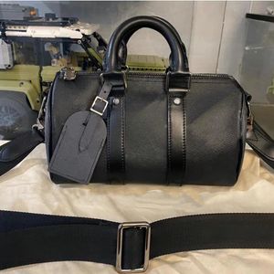 Designer crossbodytas voor heren van zwart leer in de vorm van een cilinder