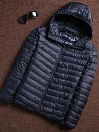 Parkas de plumón para hombre, chaqueta de plumón de pato ultraligera de marca a la moda para primavera y otoño, ropa de calle coreana para hombre, abrigo de plumas, chaqueta con capucha, ropa cálida para hombre 231005