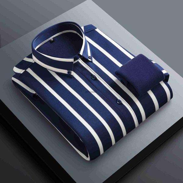 Men's Dress Shirts 2021 nouvelle chemise pour hommes Plus velours épaississement mode affaires décontracté chemise à manches longues S-4XL hiver chaud rayé chemise pour hommes YQ230926