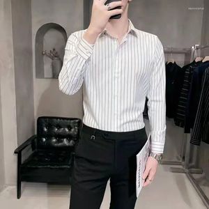 Chemises et chemisiers pour hommes pour hommes Business Man Tops Vêtements noirs Bureau rayé à manches longues Style coréen avec col de haute qualité S I