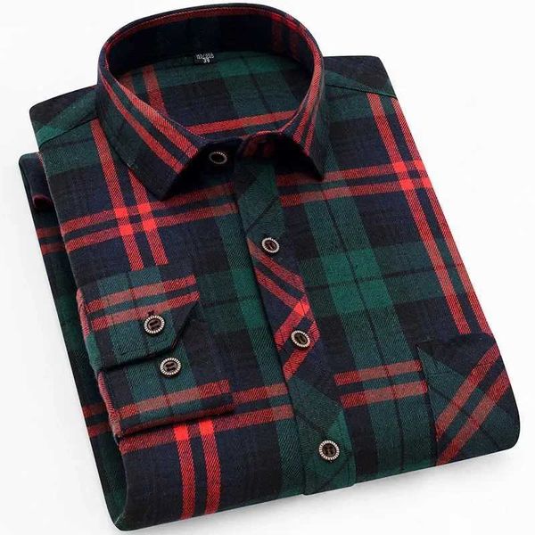 Chemises habillées masculines automne nouveau Stripe Casual Mens Flannel Plaid Shirt Top Brand Hommes Slim Business Office Chemise Long Slet Vêtements D240507