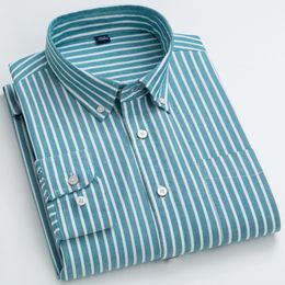Camisas de vestido masculinas Buttondown 100 algodão Oxford casual único remendo bolso manga longa padrão xadrez listrado camisa versátil 230826