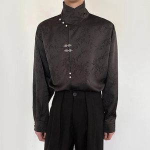 Chemises habillées pour hommes Style chinois National Satin Irrégulier Motif sombre Collier à la mode Rétro Bouton en métal Chemise à manches longues pour hommes