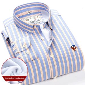 Chemises habillées pour hommes chemise chaude en coton et velours rembourré à manches longues Shirs S4XL hiver Polo broderie bouton vêtements 231212