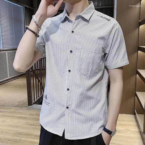 Chemises habillées pour hommes Haut masculin Vêtements rayés Chemise et chemisier à manches courtes Style coréen Été avec manches Col social en soie Hipster Normal