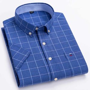 Chemises de robe masculine pour hommes Mode polyvalente Short Slet Oxford Pocket unique Pocke régulière Coton Plaid Coton Chemises décontractées à rayures D240507