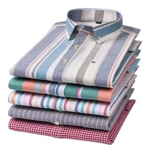 Chemises habillées pour hommes pour hommes à carreaux rayés Oxford Spinning Casual Long Slet Shirt confortable Bouton Buthablar Design Slim Business Robe D240507