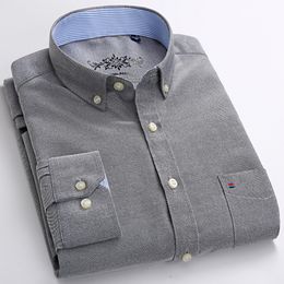 Camisa Oxford sólida de manga larga a la moda para hombre, bolsillo con parche único, diseño simple, camisas informales con cuello abotonado y ajuste estándar 220711
