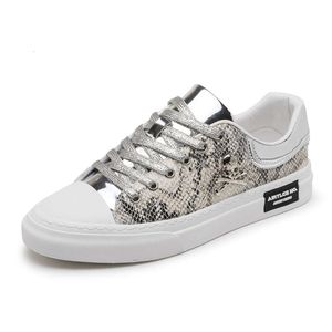 Menmodeschoenen 2024 Spring Nieuwe veelzijdige veelzijdige lichtbordschoenen Python Patroon Skull Head Casual trendy schoenen ondergoed