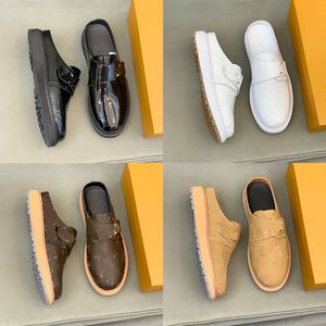 Sandalias de cuero de mula de fondo plano para hombres, zapatos casuales de gama alta, zapatos de cadena de metal semi-arrastre, zapatillas de cuero, zapatos de hombre, hebilla de moda, zapatillas blancas, marrones y negras.