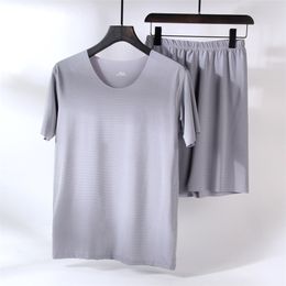 Ropa de casa para hombres Seda de hielo Color sólido Camisa delgada Conjunto de dos piezas Pijamas Pantalones cortos de manga corta Ropa deportiva informal Pijamas de gran tamaño 210901