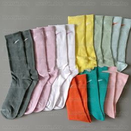 Calcetines de hombre Calcetines de diseñador de longitud media Tres pares de calcetines de mujer Calcetines de pareja transpirables que absorben el sudor Macaron Estampado NK