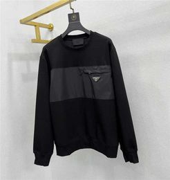 Herenhoodies Sweatshirts P Family's HerfstWinter Mode Claic Triangle Iron Label Sweater Pra Family Pocket Panel en damestop FQ8G
