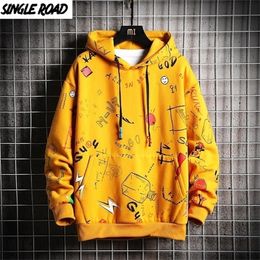 Sudaderas con capucha para hombres Sudaderas Single Road Anime Hip Hop Harajuku Sudadera Hombre Japonés Streetwear Sudadera con capucha amarilla de gran tamaño Moda 220928