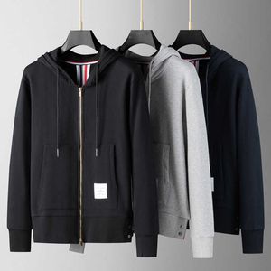 Sudaderas con capucha para hombre, nueva tendencia de primavera, suéter con capucha Tb para hombre, chaqueta con cremallera Ins ajustadas coreanas a rayas en la espalda