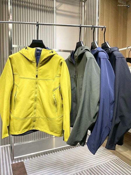 Jackets para hombres 2024 HOMBRES Mujeres Softshell cálida al aire libre chaqueta impermeable de alta calidad Capa de senderismo clásica