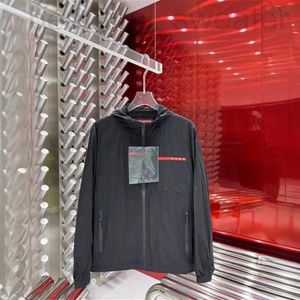 Diseñador de chaquetas para hombres Versión alta P familia primavera / verano nueva chaqueta para hombres Pu con capucha tira de goma roja cortavientos carga T41V