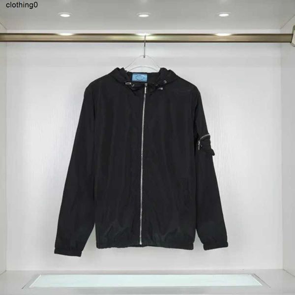 Chaquetas para hombres Chaqueta de diseñador Italia Marca de lujo Pra Windbreaker Hombres Mujeres Con capucha Protección solar Primavera Verano Estilo delgado y ligero