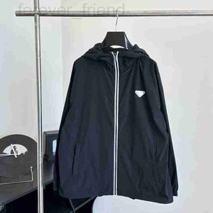 Diseñador de chaquetas para hombres Pu Pu Jia Correcto Versión Alta 24SS Triángulo clásico Cardigan Cardigan Breakbreaker para hombres y mujeres Versátiles casuales GH4K