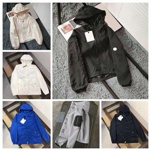 Vestes pour hommes Marque française de luxe Designer Monclairs Veste en plein air Femmes Vêtements de sport à capuche Court manteau mince coupe-vent imperméable lettre imprimée manteaux coupe-vent