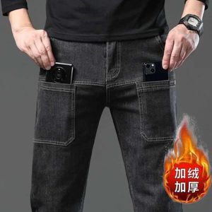 Jeans masculin 2023 6 pochers mascules de mode pratique de mode de mode jeunesse pantalon de travail ultra mince grand Q240509