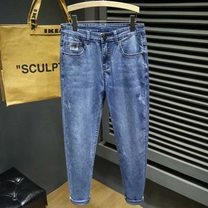 Jeans masculin 2023 AUTOMNE NOUVELLE broderie Fashion Mens Slim Fit Elastic Classic Classic Style Small Foot Denim Pantum Q240427