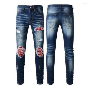 Heren Jeans 2023 Design Arrivals Mode Donkerblauw Sim-fit Broek Voor Mannen Leer Rood Lint Patched Man broek 1318