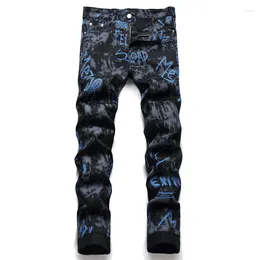 Männer Jeans 2023 Männer Digitaldruck Mode Buchstaben Gemalt Tie Dye Stretch Denim Hosen Dünne Dünne Konische Hosen Casual Streifen