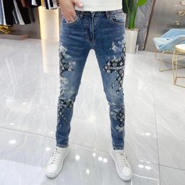 Herenjeans 2023 Heren skinny merk graffiti gedrukt lente zomer persoonlijkheid wassen elastische slanke man kleine voet denim broek