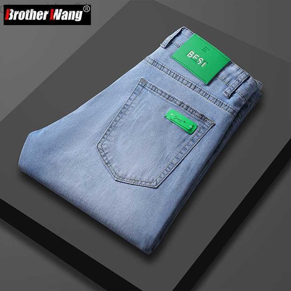 Jeans para hombre 2023 Verano Nuevos hombres Azul claro Delgado Regular Fit Jeans Etiqueta verde Decoración Moda Pantalones de mezclilla elásticos Pantalones de marca masculina L230724