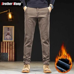 Jeans masculin 2023 Hiver Slim Slim Fit Fleece Pantalon décontracté confortable Tissure extensible épaissie pantalon brun polyvalent mâle J231222