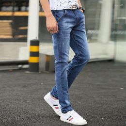 Jeans masculin 2024 Automne Slim-Fit Small Straight Tube Men Trend Corée Version coréenne de Wash Water Ground Trou