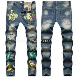 Jeans masculin 2024 Nouvelle rue Street Ripped Nostalgic Color Digital Print Skull Skull Small Sweet Mid-Rise Jeans Jeans hommes avec un jean avec un jean croix avec des croix