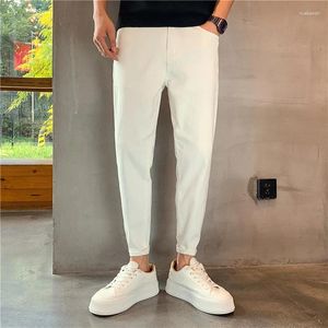 Jeans masculin 2024 Streetwear Slim Straitement blanc Smart Casual Denim Cantant Y2K Vêtements à la mode neuvième pantalon