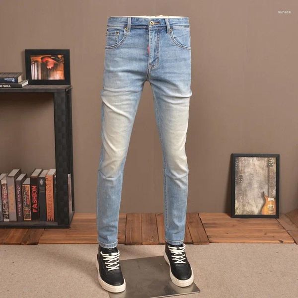 Jeans para hombres 2024 Verano Azul claro Moda de gama alta Estiramiento Slim Fit Flaco High Street Pantalones casuales desgastados