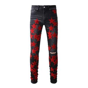 Herenjeans A885 Mens Coole designer jeans dunne gat jeans botsing rode ster collage gat stretch potloodbroek 240423