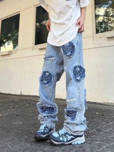 Herenjeans in Amerikaanse stijl gewassen, versleten met patches geborduurd op straat Instagram-trend