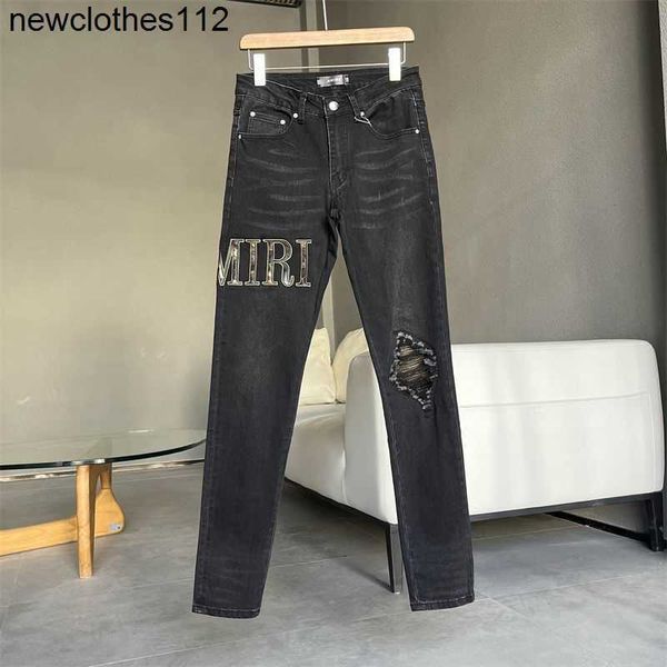 Jeans pour hommes Amirs Designer Pantalons de mode cool élégant loisirs déchiré marque noir lavé trou lettre broderie cuir slim fit