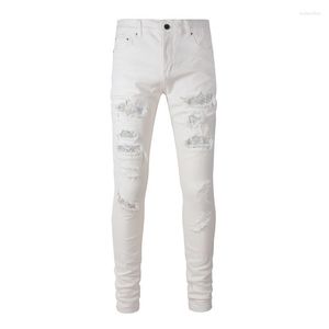 Jeans pour hommes arrivée hommes Beige en détresse Streetwear coupe ajustée Stretch trous endommagés avec des patchs en cristal strass déchiré maigre