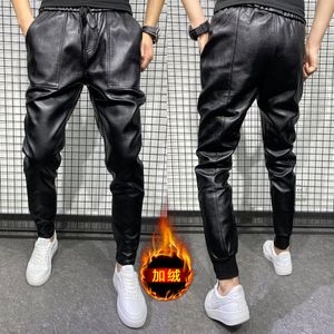 Hommes Jeans Arrivées Hiver Épais Chaud PU Pantalon En Cuir Hommes Vêtements Simple Grande Poche Coupe-Vent Pantalon Décontracté Noir Plus La Taille 5XL 230330