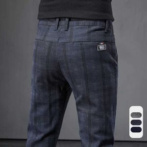 Jeans masculin automne pour hommes brossed plaid pantalon occasionnel mode coréen coton slim slim de travail pantalon de marque de marque noire gris bleu y240507