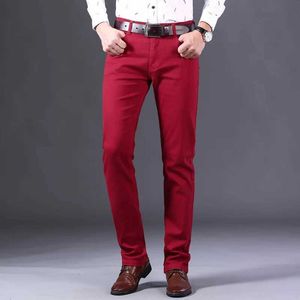 Jeans masculin classique de style masculin jean rouge jeans à la mode.