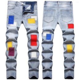 Jeans da uomo Toppe colorate ricamate Moda uomo Slim Vita media elasticizzata Skinny Uomo Casual Pantaloni a matita in denim blu Streetwear