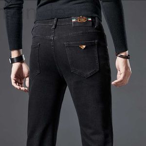 Designer de jeans pour hommes 2022 Automne / Hiver Édition coréenne Taille moyenne et petit pied Slim Fit Solid Black Cotton Spandex Pantalon polyvalent 9FWU