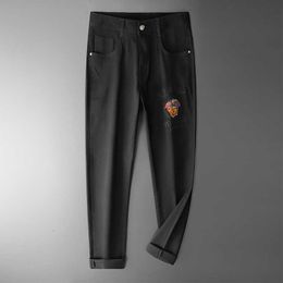Diseñador de jeans para hombres 2022 Primavera / Verano Moda Cabeza Bordado Etiqueta Lavado Negro Slim Fit Elástico Hombres 4UNI