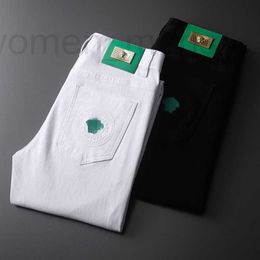 Jeans pour hommes Designer 2022 Jeans d'été polyvalent noir et blanc deux couleurs coton élastique petits pieds coupe ajustée broderie coréenne Medusa D45I