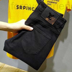 Designer en jeans masculin 2022 Jeans à la mode noir de net rouge avec des trous au printemps et en été, slim ajustement, petits pieds, pantalon élastique polyvalent élastique iy35